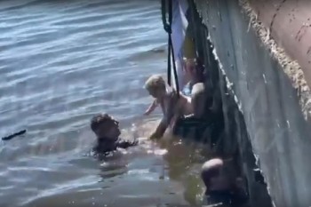 Мужчины в Свияжске спасли ребёнка из упавшей в реку коляски (ВИДЕО) Мужчины в Свияжске спасли ребёнка из упавшей в реку коляски (ВИДЕО)