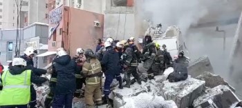Спасатели извлекли одну из женщин из-под завала на Мещерском бульваре (ВИДЕО)