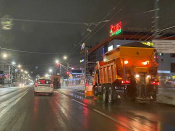 Более 200 единиц спецтехники убирают снег в Нижнем Новгороде 15 ноября 