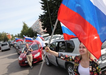 Праздничный автомотопробег прошел в Нижнем Новгороде в День Государственного флага