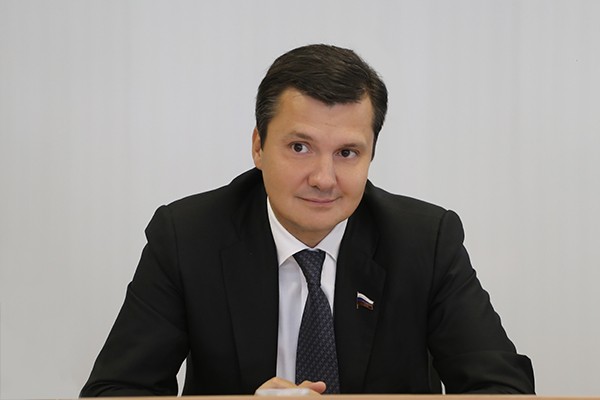 "Все мы когда-то сидели за школьной партой", - Денис Москвин "Все мы когда-то сидели за школьной партой", - Денис Москвин