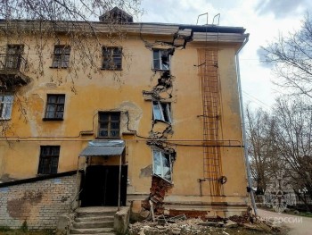 Трещина образовалась на трёхэтажном доме в Балахне