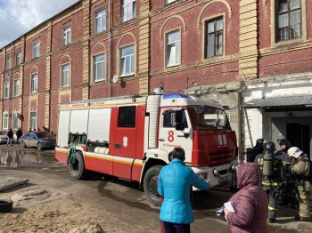 Огнеборцы эвакуировали 61 человека из горевшего дома в Нижнем Новгороде