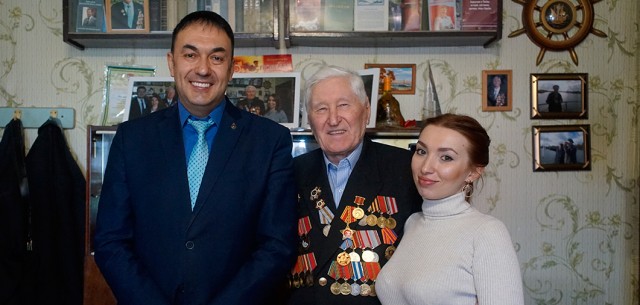 Сотрудники торгового центра "Мебельный базар" поздравили ветерана с 96-летием Сотрудники торгового центра "Мебельный базар" поздравили ветерана с 96-летием
