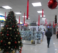 Чебоксарские предприятия торговли и общественного питания продолжают создавать в городе новогоднее оформление
