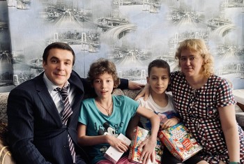 Роман Воробьев исполнил мечту 11-летней девочки в рамках акции "Елка желаний"