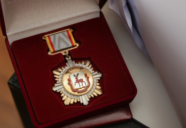 Юрий Шалабаев вручил зоопарку "Лимпопо" Почетный знак главы города в честь 20-летнего юбилея 