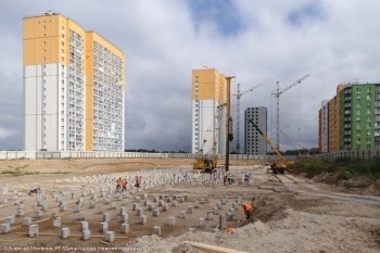 Более половины свай забито на стройплощадке детского сада в микрорайоне Бурнаковский Нижнего Новгорода