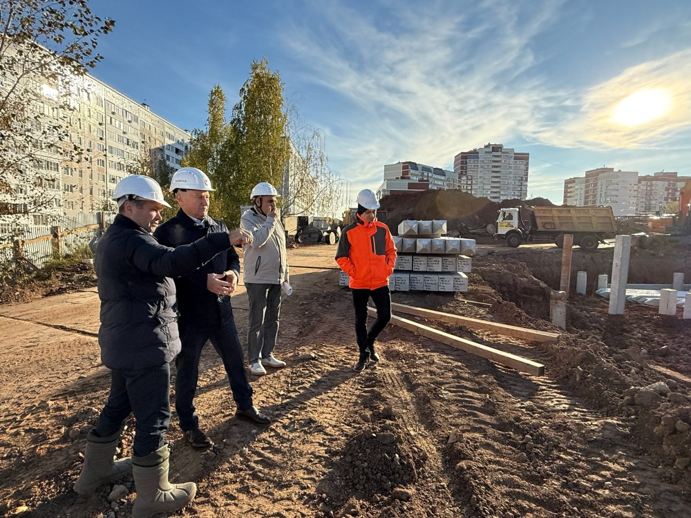 300 свай фундамента школы на 1,1 тыс. мест вбили на ул. Берша в Ижевске