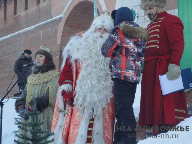 Дед мороз встречается с гостями которые приехали. Всероссийский дед Мороз.