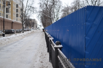 Еще на одной набережной Нижнего Новгорода установлен &quot;синий забор&quot;