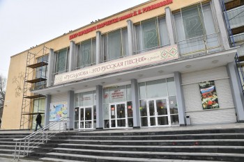 Валерий Радаев проверил ремонт центра им. Руслановой в Саратове 