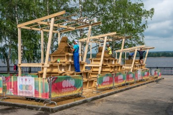Фестиваль скульптур из песка и сена стартовал на набережной Камы в Перми