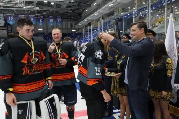 Глеб Никитин вручил награды победителям регионального этапа Всероссийского чемпионата Офицерской Хоккейной Лиги