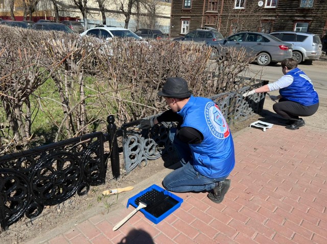 Волонтеры привели в порядок памятник возле нижегородского завода 