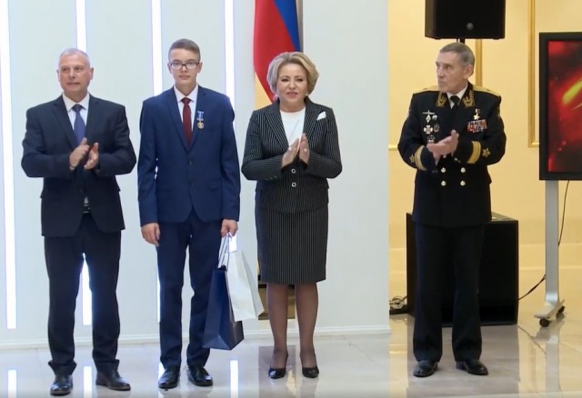 Подросток из Нижегородской области удостоен медали "За проявленное мужество" за спасение детей из воды (ВИДЕО) Подросток из Нижегородской области удостоен медали "За проявленное мужество" за спасение детей из воды (ВИДЕО)