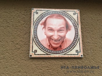 Нижегородский Бэнкси создал еще одну работу: плитка в стиле азулежу с изображением музыканта Петра Мамонова появилась близ площади Свободы