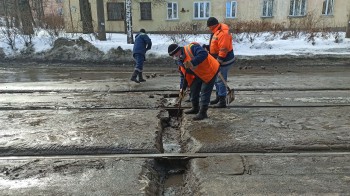 Сотрудники &quot;Нижегородэлектротранса&quot; готовят траншеи для отвода талых вод