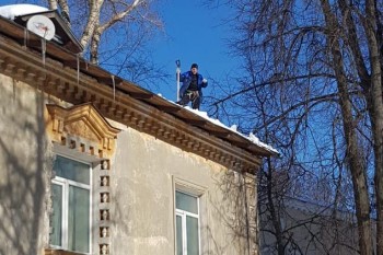 Крыши МКД очищают от сосулек и снега в Советском районе Нижнего Новгорода