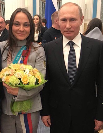 Владимир Путин вручил нижегородской лыжнице, бронзовому призеру Олимпиады Анастасии Седовой медаль ордена "За заслуги перед Отечеством" II степени Владимир Путин вручил нижегородской лыжнице, бронзовому призеру Олимпиады Анастасии Седовой медаль ордена "За заслуги перед Отечеством" II степени