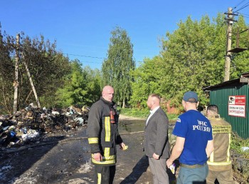 Огнеборцы тушат возгорание мусора на ул. Фонвизина в Нижнем Новгороде