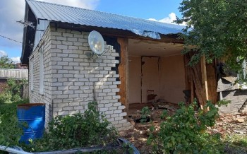 Депутат Игорь Седых окажет помощь семье, дом которой разрушила груженая фура