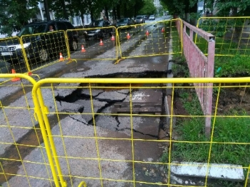 Провал грунта около ТЦ &quot;Гелиос&quot; Нижнего Новгорода произошел из-за разрыва участка трубопровода