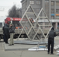 Рабочие демонтируют Олимпийские часы на пл.Горького в Нижнем Новгороде