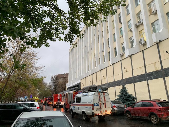 Пожарные эвакуировали из здания на улице Ульянова 40 человек