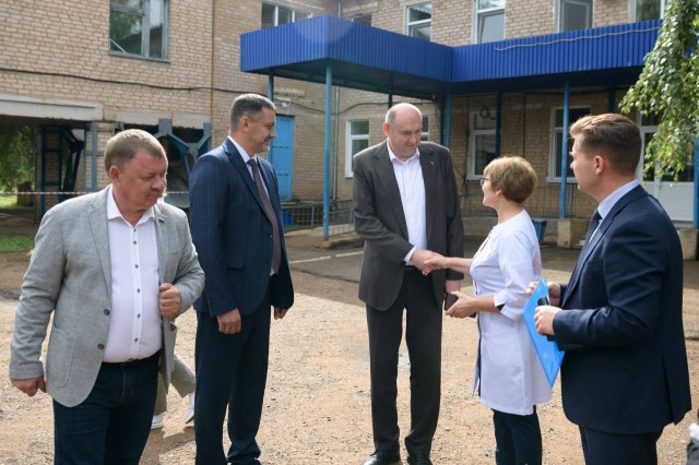 Евгений Солнцев оценил ход работ на соцобъектах в Бузулукском и Грачевском районах