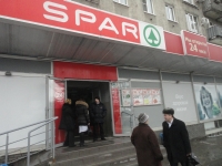 Сотрудники и покупатели супермаркета Spar на пл.Горького в Нижнем Новгороде эвакуированы