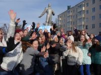 Более 100 человек приняли участие в молодежном флэшмобе в Чебоксарах, на котором исполнялись песни военных лет

