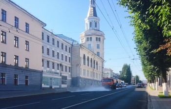 Дороги из-за жары в Чебоксарах поливают несколько раз в сутки