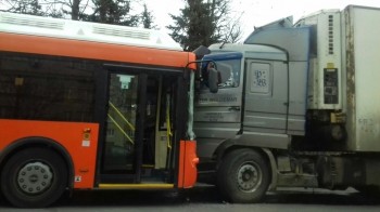 Водитель социального автобуса в Нижнем Новгороде выехал на встречку, где столкнулся с грузовиком.