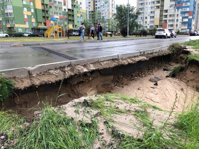 Ошибки проектов стали причинами подмыва ливнями дороги и тротуаров на Волжской и на Нижне-Волжской набережных в Нижнем Новгороде