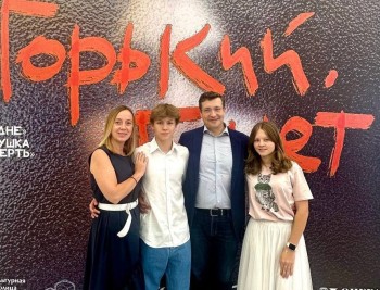 Глеб Никитин с семьёй посетил премьеру &quot;Горький. Балет&quot; в Нижнем Новгороде