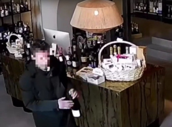 Полицейские в Нижнем Новгороде задержали похитителя бутылки шампанского за 54 тыс. рублей (ВИДЕО)