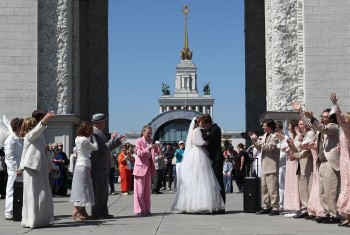 Четыре саратовских пары поженятся на Всероссийском свадебном фестивале Четыре саратовских пары поженятся на Всероссийском свадебном фестивале