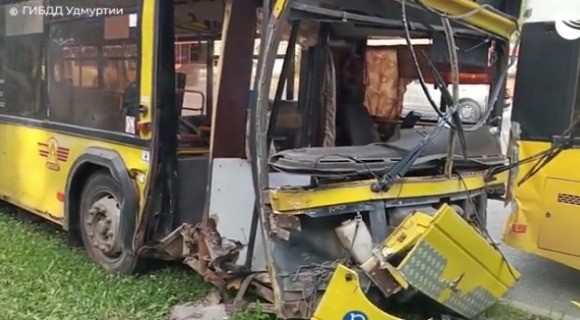 Шесть человек госпитализировали после ДТП с автобусом в Ижевске 