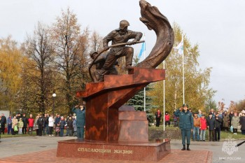 Памятник &quot;Спасающим жизни&quot; открыли в Кстове Нижегородской области