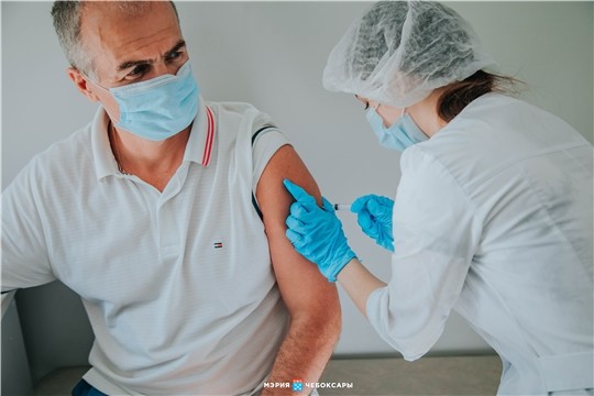 Глава администрации Чебоксар Алексей Ладыков прошел второй этап вакцинации от Covid-19