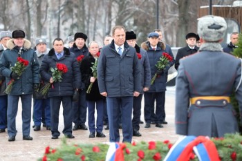 Игорь Комаров в День Героев Отечества возложил венок к Вечному огню в Нижнем Новгороде