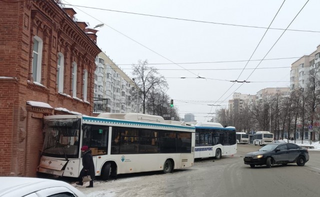 Автобус в пассажирами врезался в особняк Якушевых в центре Уфы