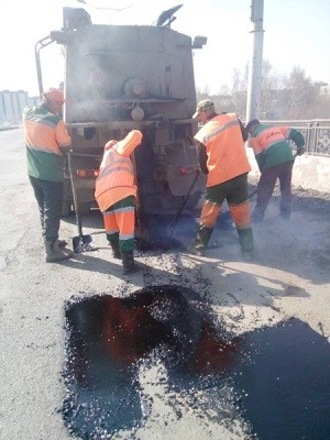Работы по ямочному ремонту в городе Чебоксары проводятся в круглосуточном режиме Работы по ямочному ремонту в городе Чебоксары проводятся в круглосуточном режиме