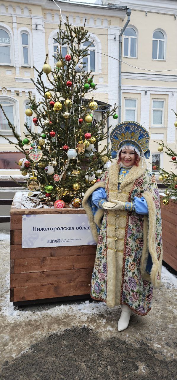 Нижегородский посол гостеприимства передала елочные украшения в Киров