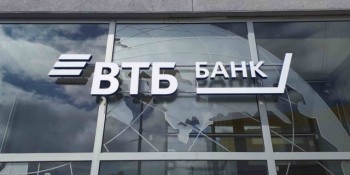 ВТБ планирует запустить пилот по выдаче карт в картоматах осенью