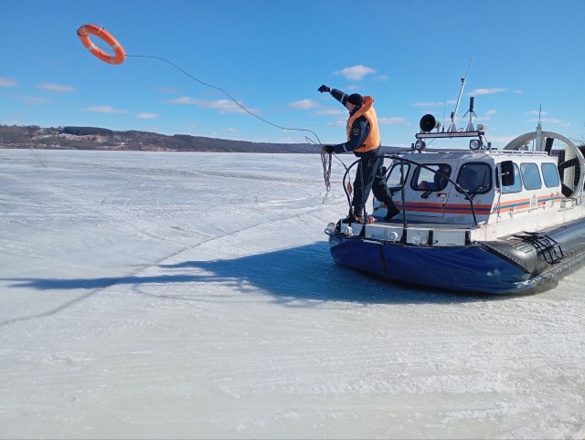 Нижегородские спасатели в выходные сняли со льда 6 рыбаков Нижегородские спасатели в выходные сняли со льда 6 рыбаков