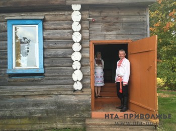 Марийскую избу воссоздали в деревне Черномуж Нижегородской области: туристов угостят квасом на свекольном хлебе и трехслойными блинами