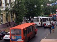 Движение  транспорта заблокировано на ул.Маслякова в Нижнем Новгороде из-за столкновения иномарки с маршруткой