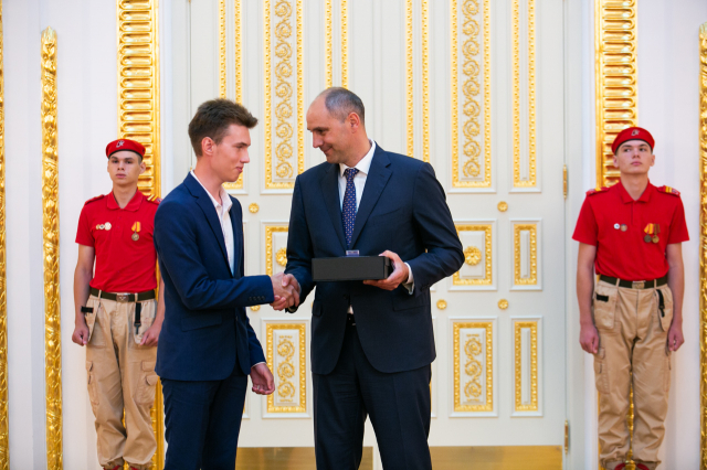 Денис Паслер наградил памятным знаком "Золотая молодежь Оренбуржья" 100 молодых оренбуржцев Денис Паслер наградил памятным знаком "Золотая молодежь Оренбуржья" 100 молодых оренбуржцев